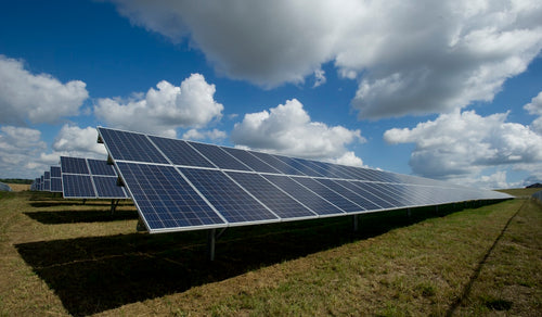 Comment dimensionner une installation photovoltaïque pour un site isolé